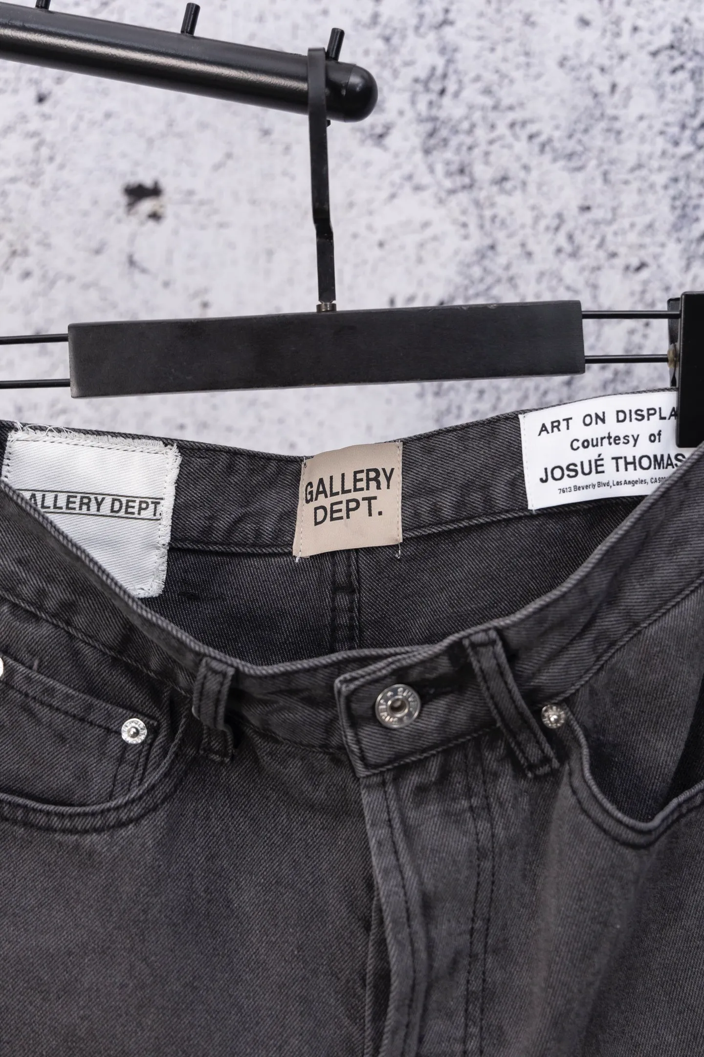 💰270 GALLERY DEPT.25ss new style splash-ink jeans, boot-cut trousers, denim + splash-ink, full of artistic sense! The trouser legs are spliced ​​with denim, creating a layered look, and the words "GALLERY DEPT." are super recognizable✨. High-density denim, wear-resistant and comfortable, perfect for daily wear or street style. Inspired by the classic elements of Helmut Lang, splashing ink is full of three-dimensionality. Pair it with simple tops or HL items to easily get a sense of avant-garde fashion! Gallery Dept. targets the global fashion pioneer group aged 18-35 and positions itself as a "high street art trendy brand". Cultural symbol output: Through endorsements from stars such as Virgil Abloh, Jennie, and Justin Bieber, the brand’s benchmark status in the hip-hop and fashion circles is strengthened. Size: 28-34 Color: Gray Blue